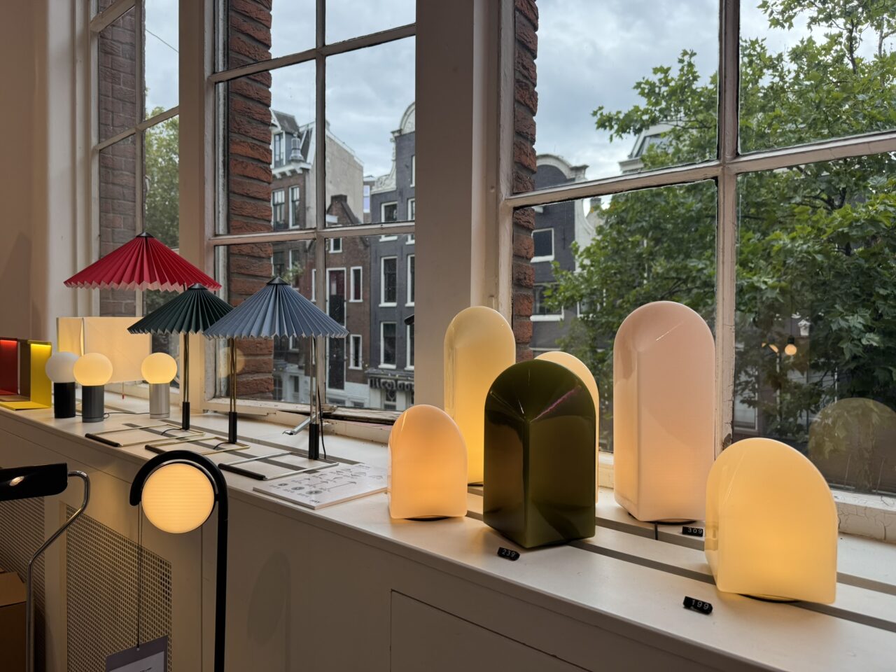 Lámparas de colores junto a las ventanas de la tienda de HAY en Ámsterdam.
