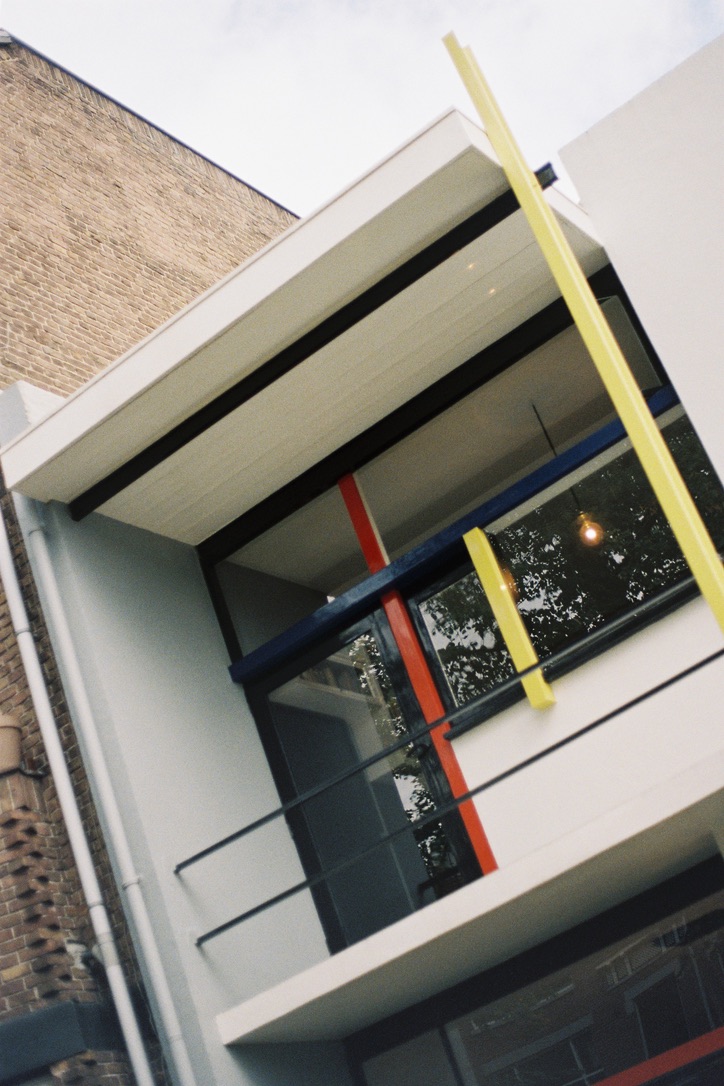 Fotografía analógica de la fachada y las ventanas de la Casa Rietveld.