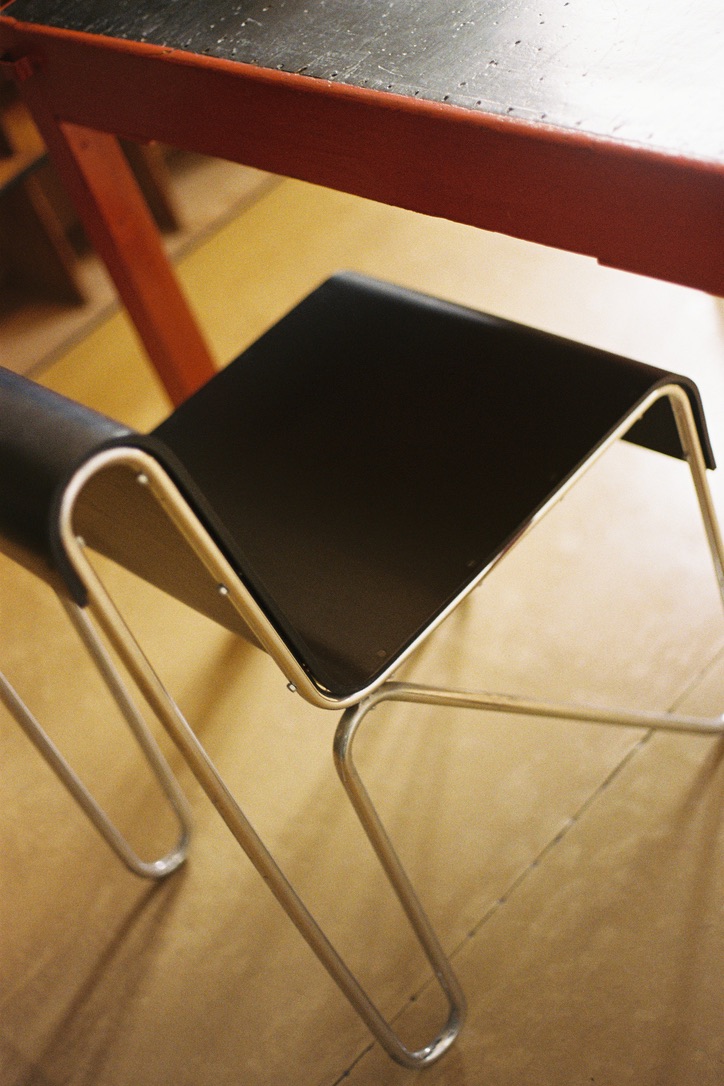 Fotografía analógica de una silla en la Casa Rietveld.