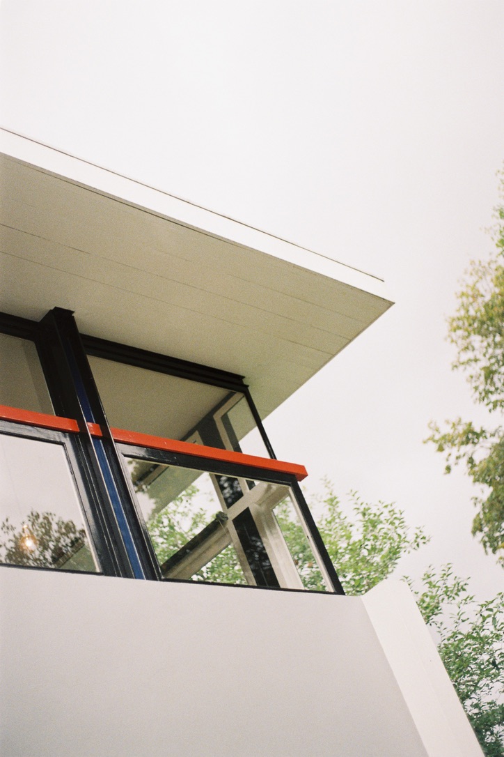 Fotografía analógica de los planos de color y las ventanas de la Casa Rietveld.