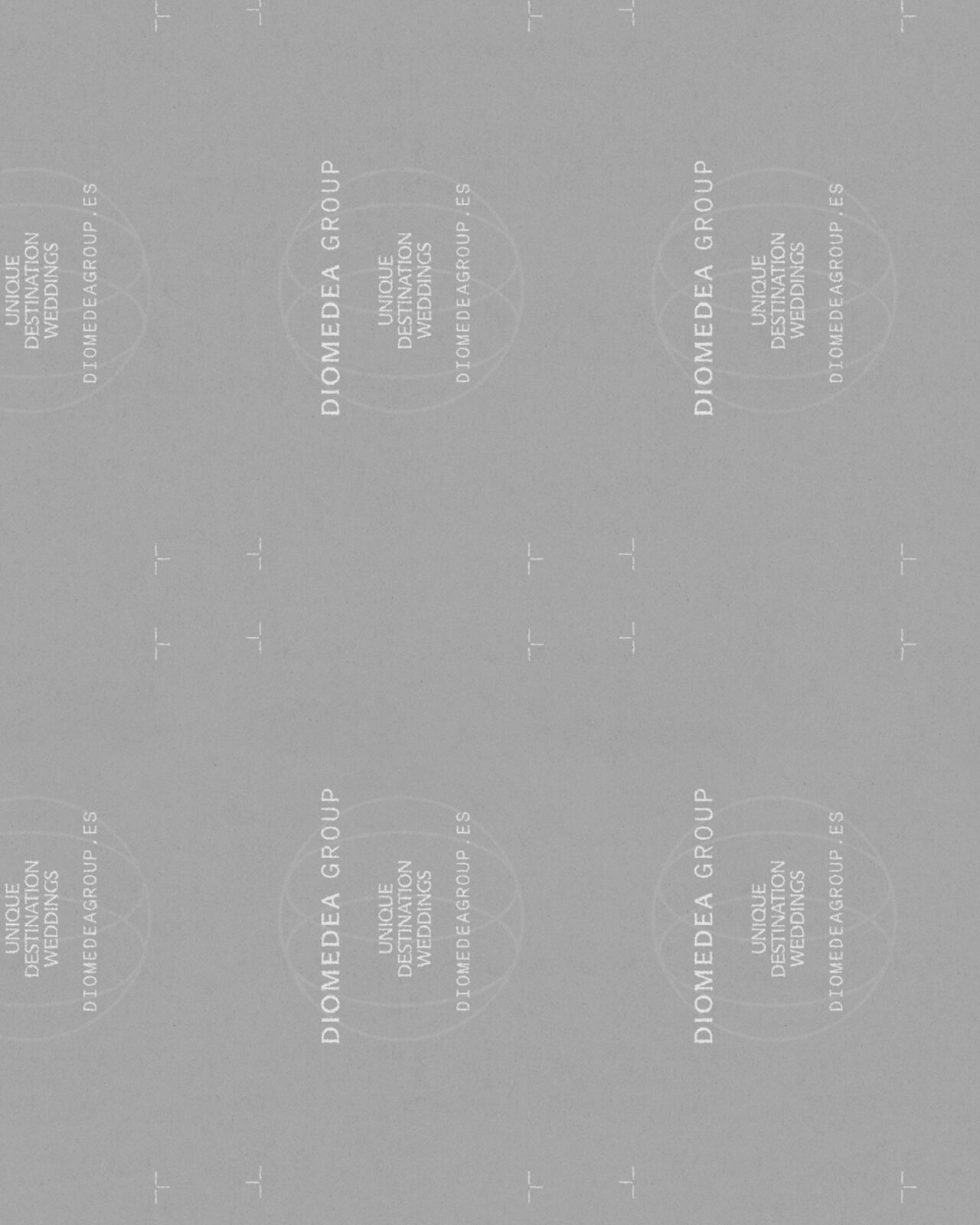 Composiciones tipográficas blancas sobre fondo gris.