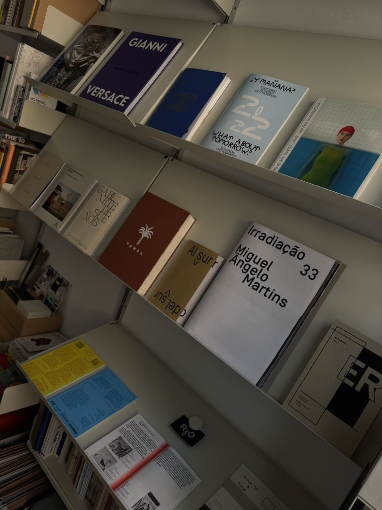 Estantería con libros y publicaciones de diseño gráfico.