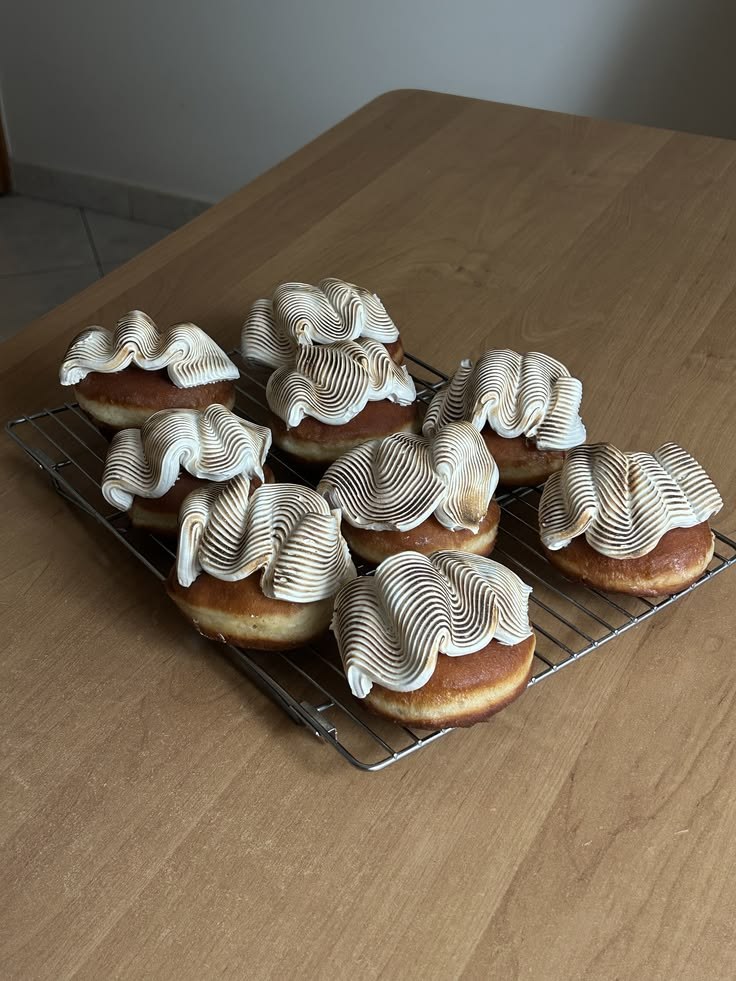 Creaciones de Magda Ribot con cobertura blanca sobre una bandeja.