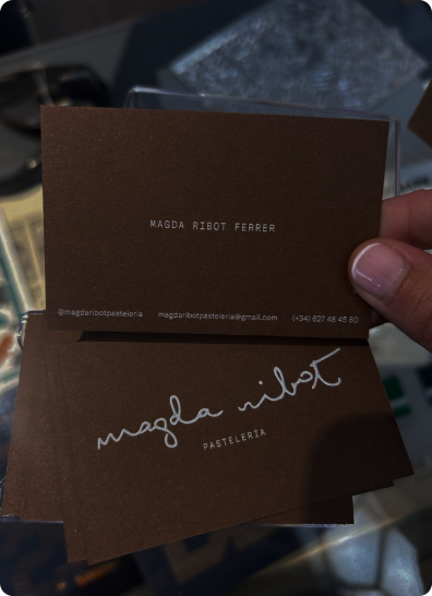 Tarjetas marrones de Magda Ribot con letras blancas.