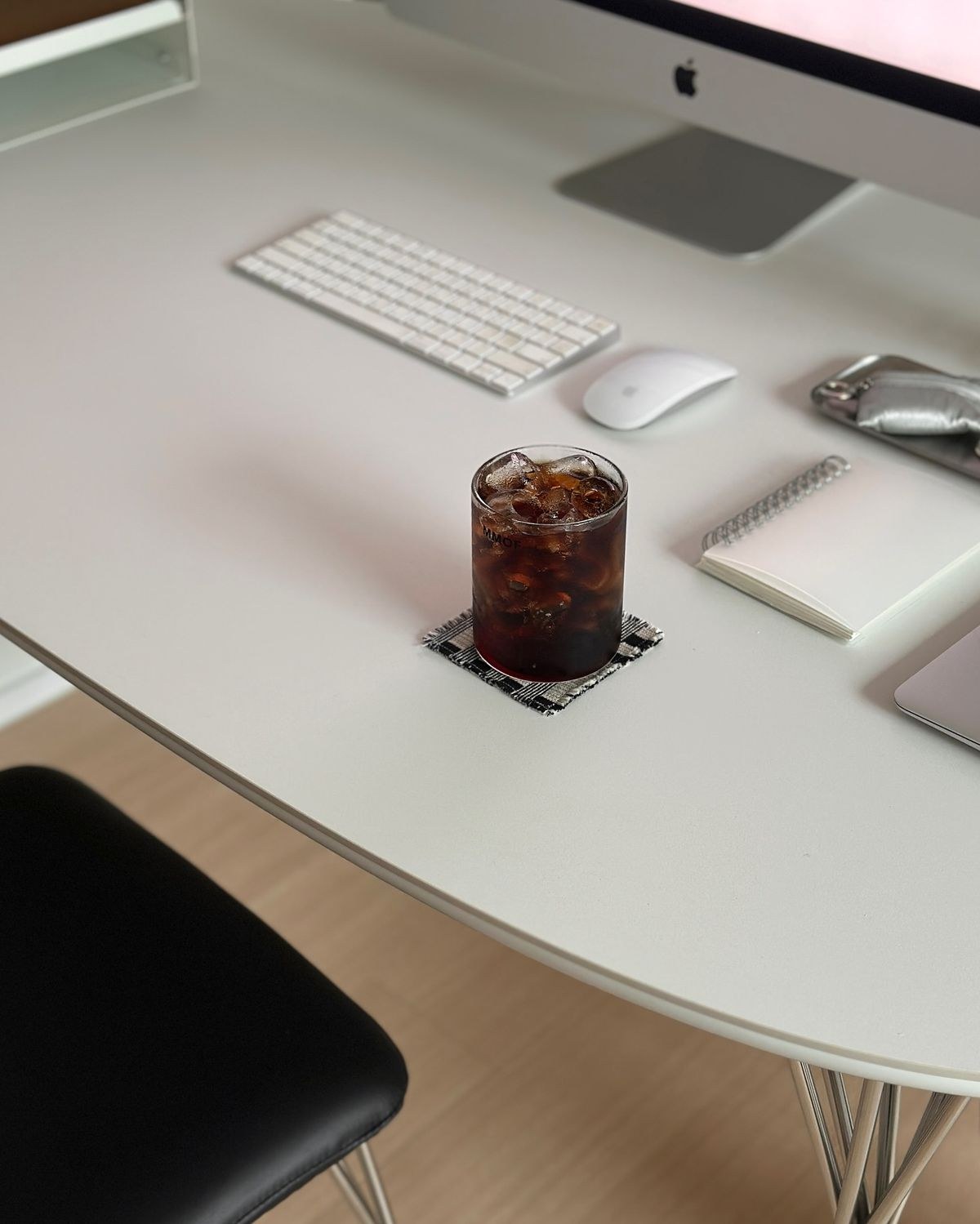 Mesa de trabajo de mi antiguo estudio, con un ordenador, un ratón y un vaso de café.