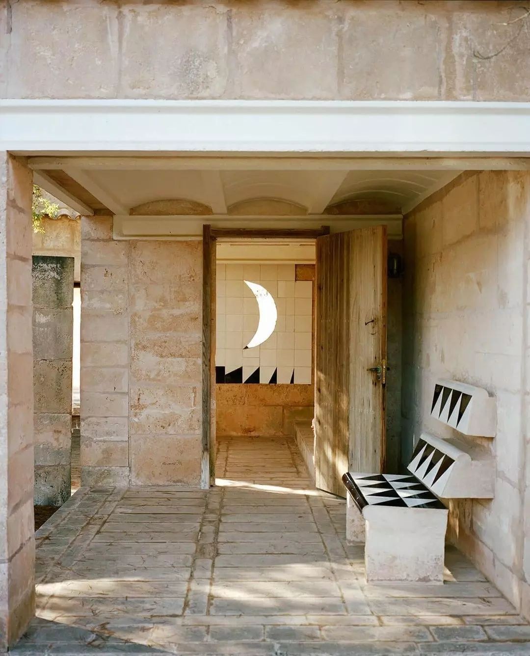 Patio de piedra de Can Lis, con un hueco en forma de luna creciente junto a la entrada.