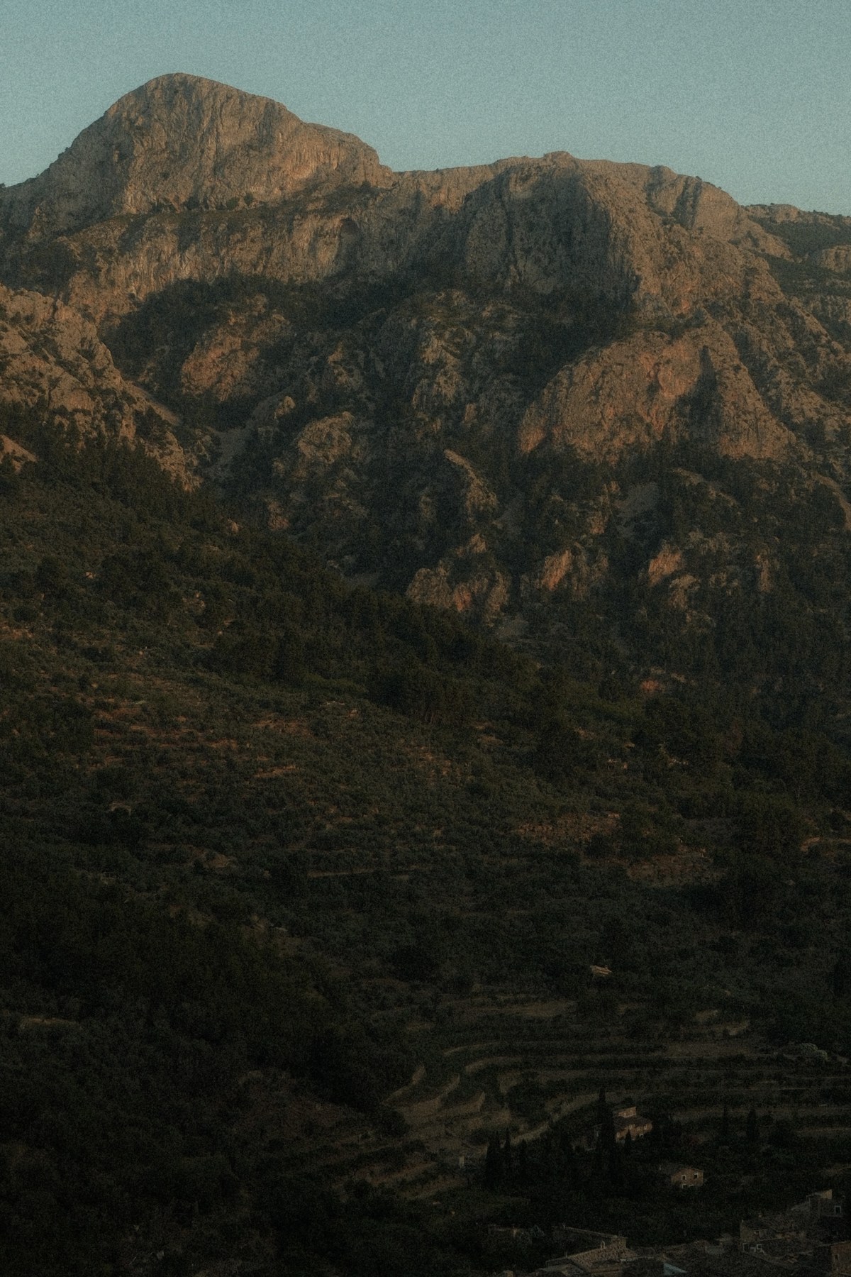 Montañas de la Serra de Tramuntana iluminadas por una luz cálida. Fotografía de Hugo de Pablo.