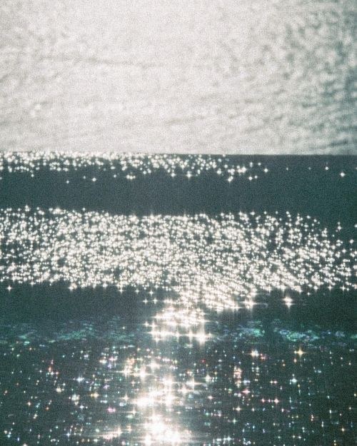 Reflejos de luz sobre las olas del mar Mediterráneo.