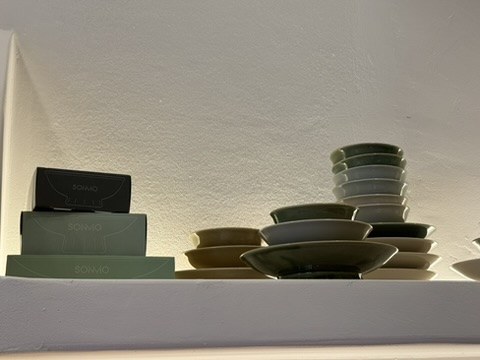 Cuencos, platos y tazas de cerámica en una estantería de la tienda Sonmo de Palma.