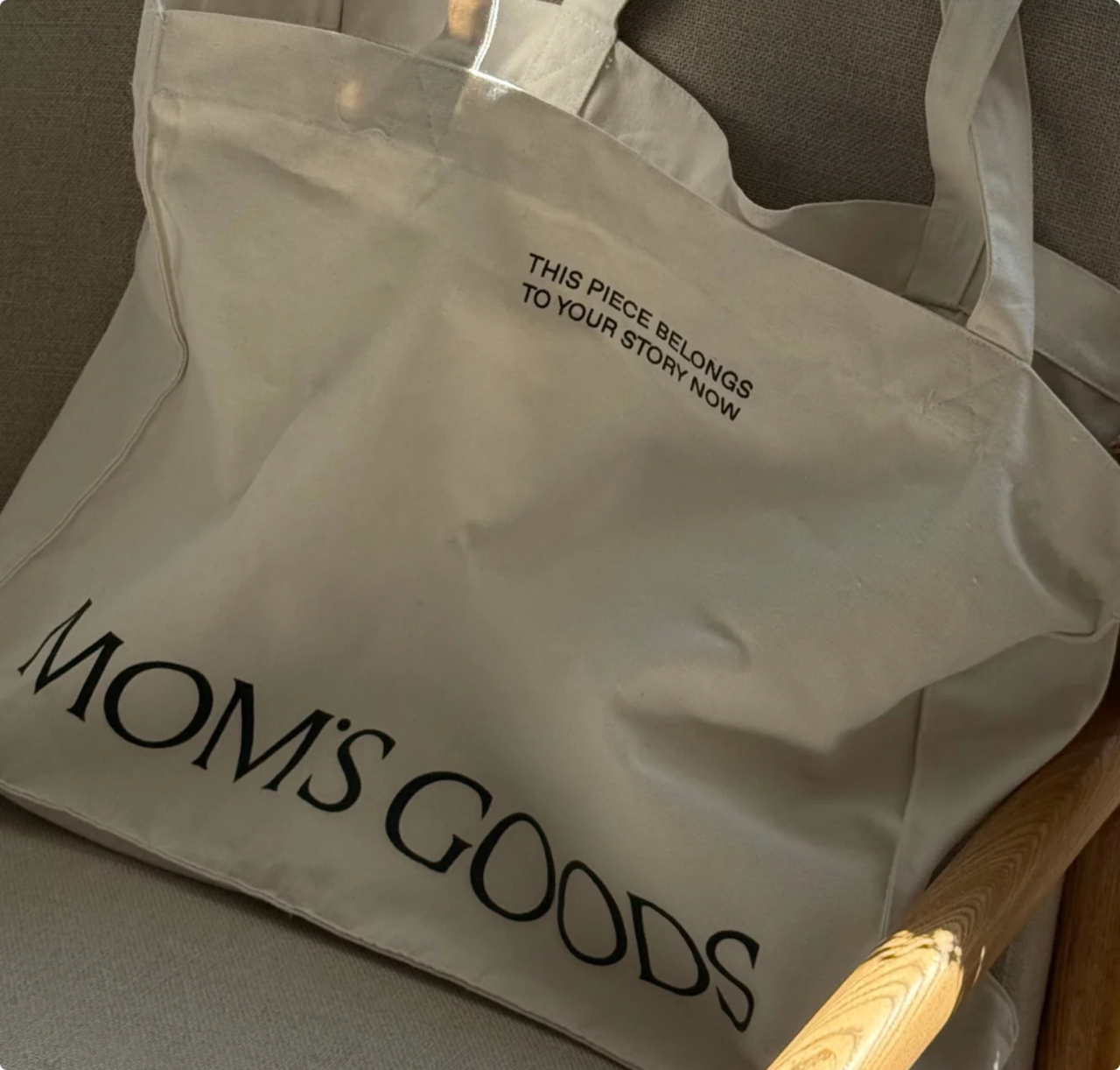 Bolsa de tela cruda con el logotipo negro de Mom’s Goods.