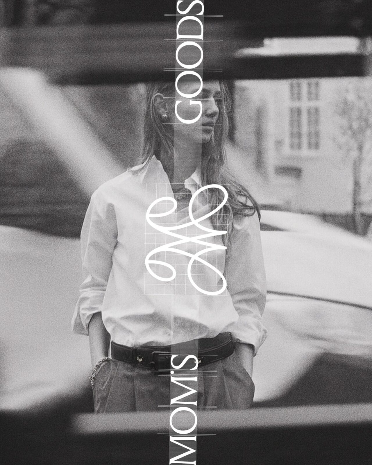 Fotografía en blanco y negro con el logotipo y el anagrama de Mom’s Goods.