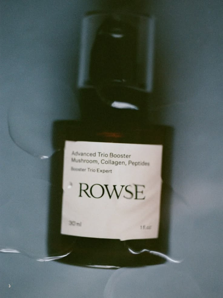 Frasco de Rowse iluminado por una luz lateral.