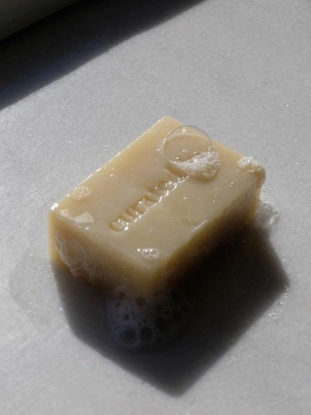 Pastilla de jabón de Rowse con espuma.