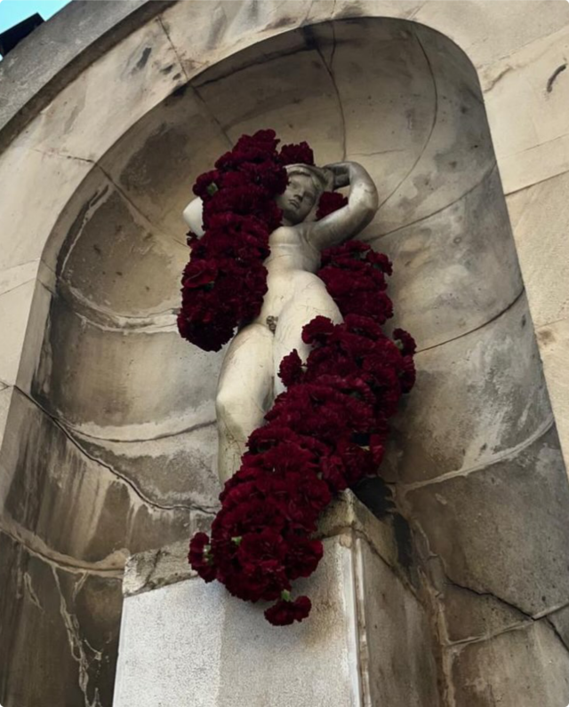 Escultura de piedra con una intervención floral de Humo Flowers en rojo para las escenografías del festival Paco de Lucía de 2026.