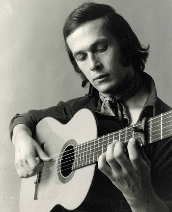 Fotografía en blanco y negro de Paco de Lucía tocando la guitarra.