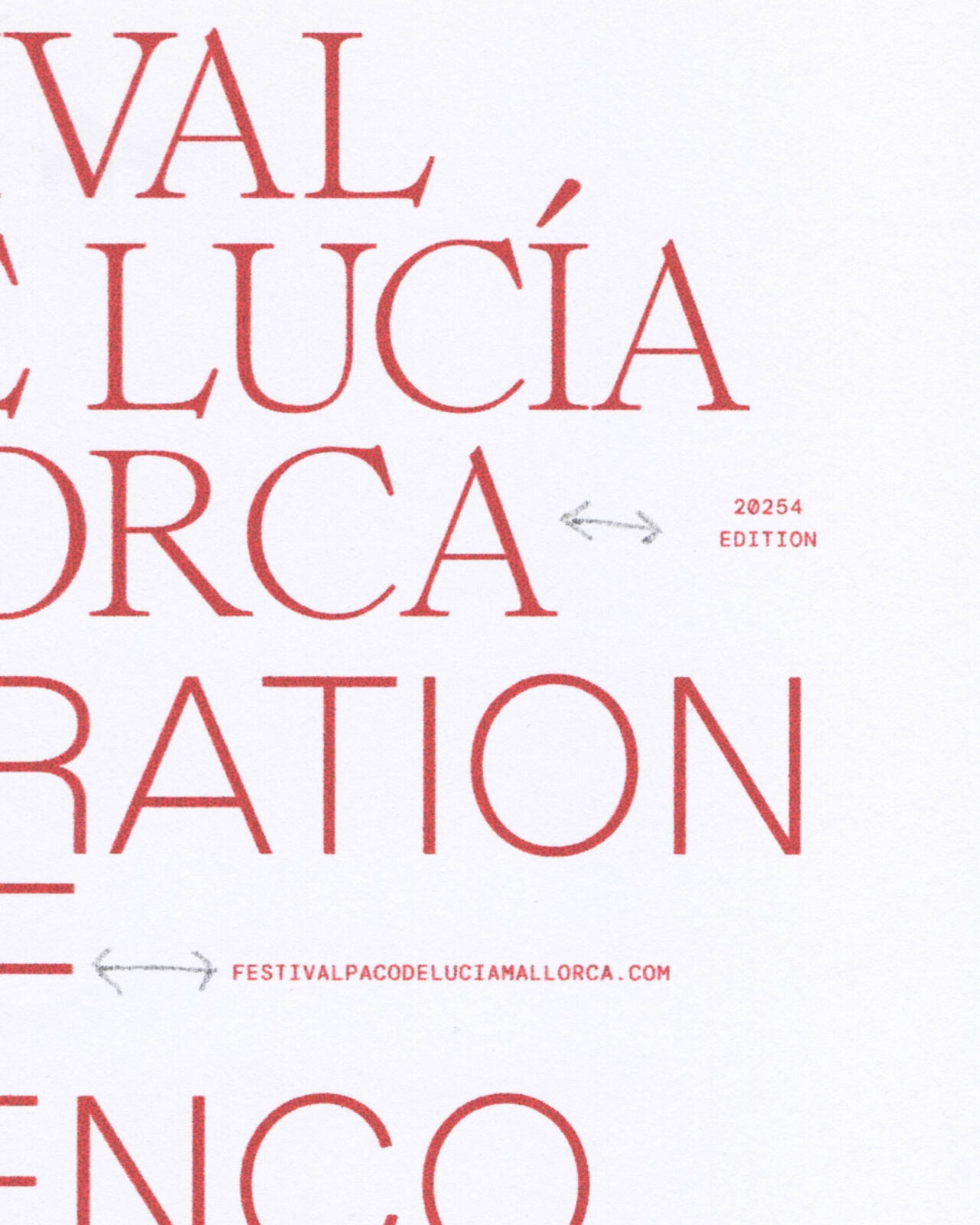Detalle de letras rojas de la identidad del festival sobre fondo blanco.