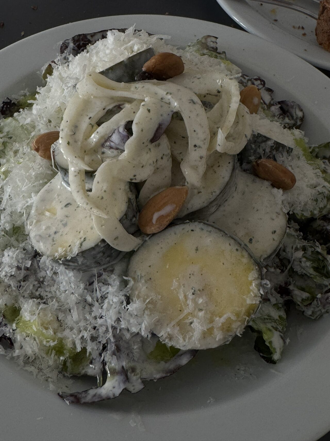 Un plato con verduras y láminas de queso en Coloma, Palma.