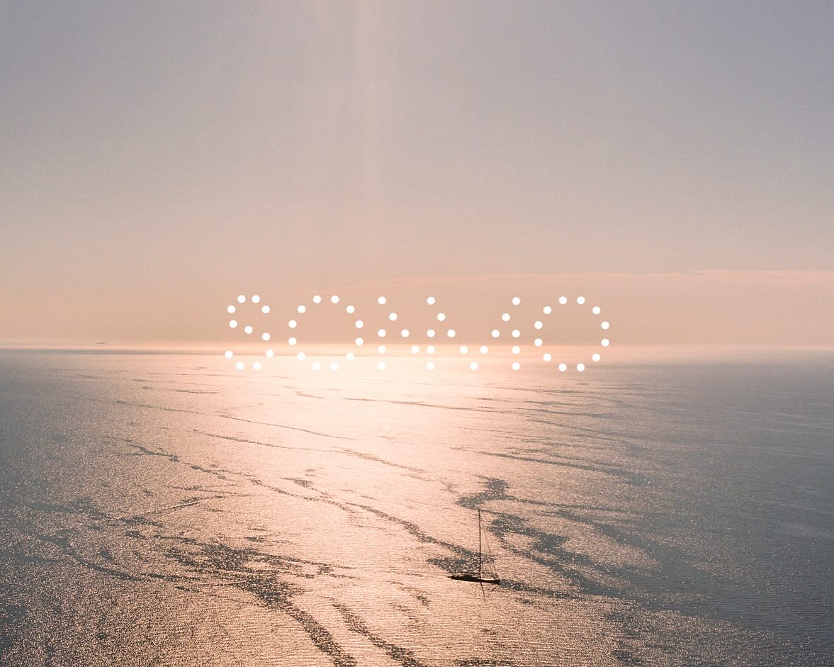 Logotipo de Sonmo formado por puntos sobre una fotografía del mar.