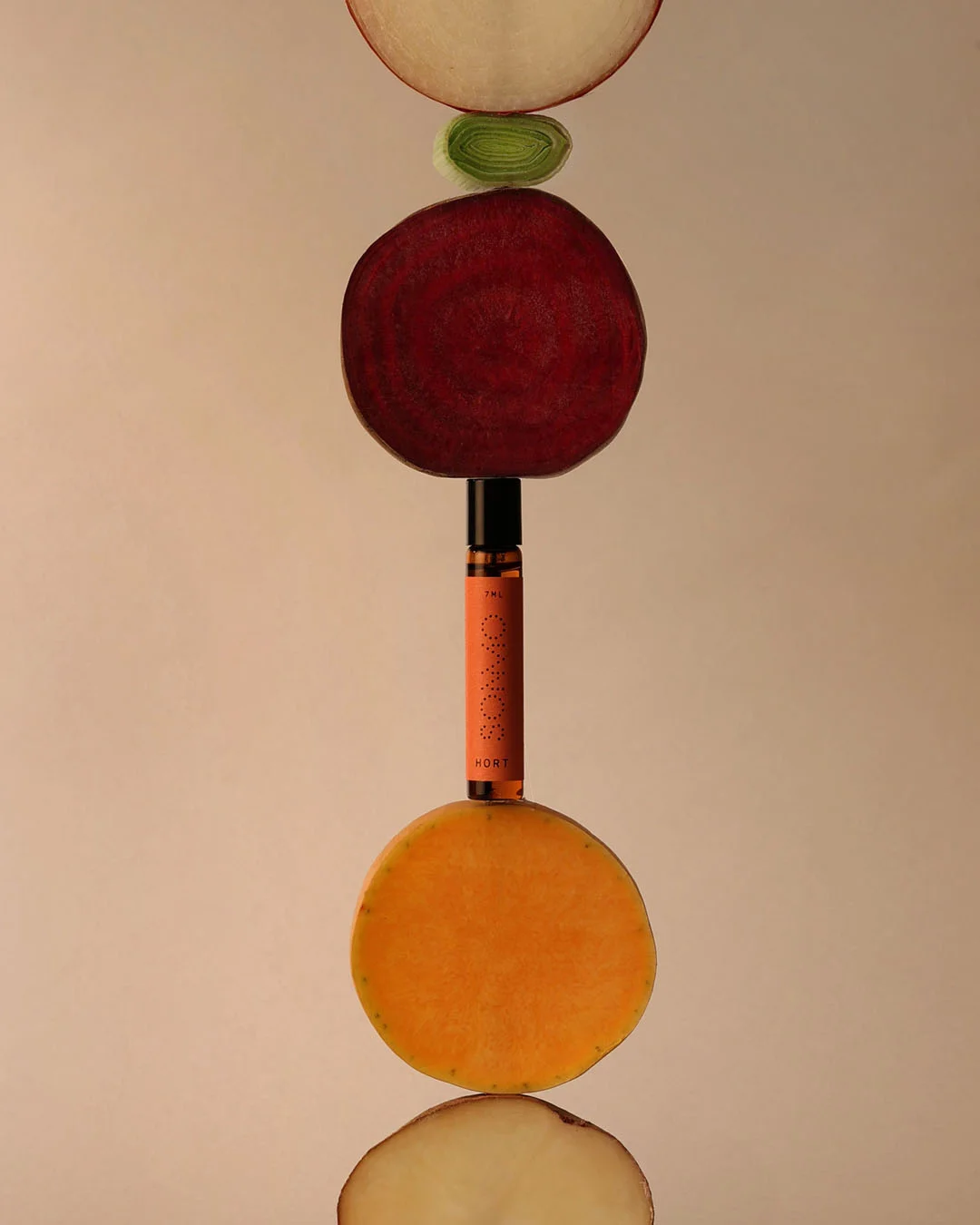 Composición vertical con frutas cortadas y un envase de Sonmo.