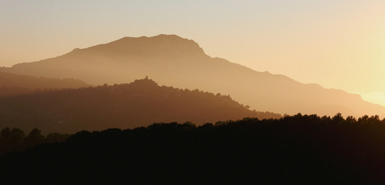 Silueta de una sierra al atardecer.